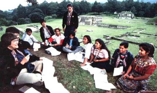 El sueño de Linda Schele de que los mayas pudieran aprender a leer y escribir en glifos está haciéndose realidad. Actualmente, no sólo hay mayas aprendiendo los glifos, sino también mayas que enseñan a leer y a escribir con ellos, lo que constituye el objetivo de MAM, nuestra organización.