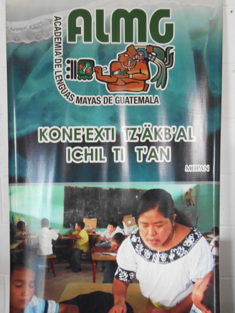 La Academia de Lenguas Mayas de Guatemala (ALMG) tiene sus oficinas para el área mopán en San Luis, Petén.
