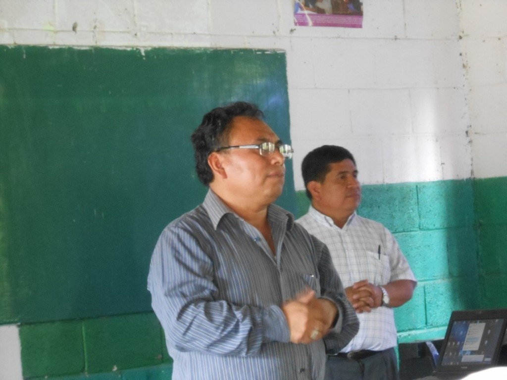 Andrés Cholotío (front) made the introductions: for Teletor Velásquez (behind), President of the Achi Linguistic Community, and for Bruce Love who accompanied the group to Cubulco, Baja Verapaz.