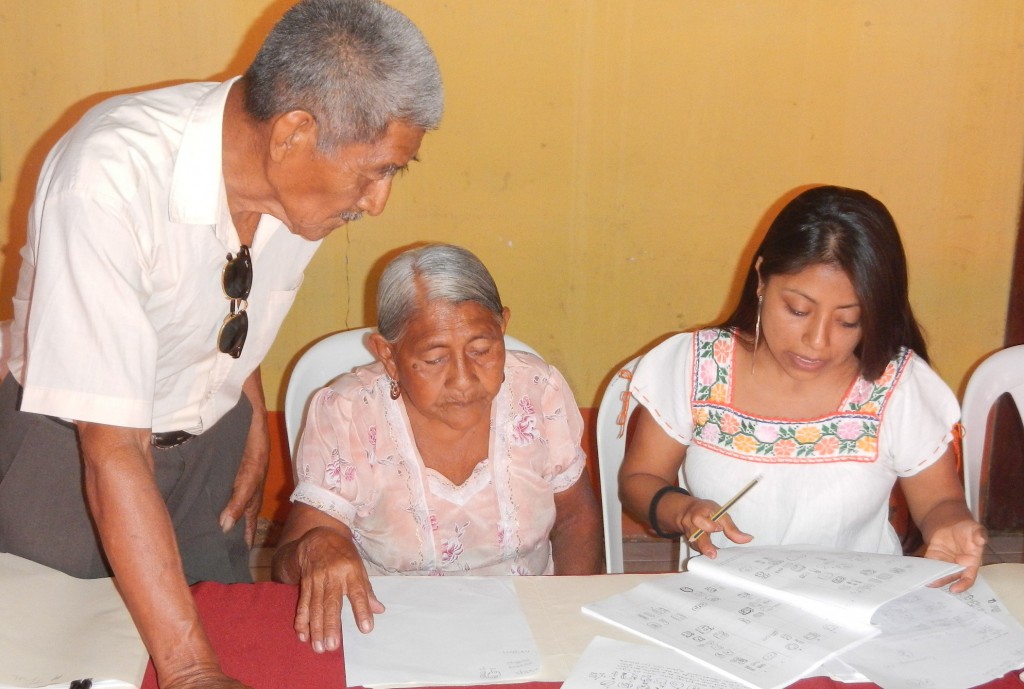 Sandra Yat, who attended the congress in Ocosingo, shares her knowledge with elders who came from Belize.