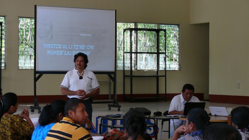 Carlos Quim, Director of the Education Program of the Ak' Tenamit Association, leading a discussion of the expectations of teachers about the workshop.