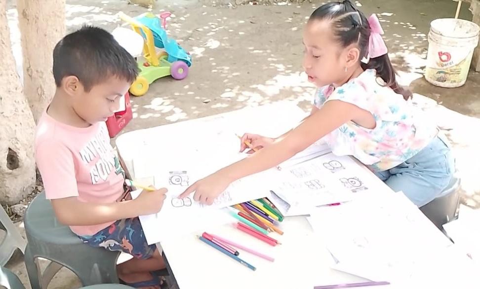 A child and child drawing on paper

Description automatically generated